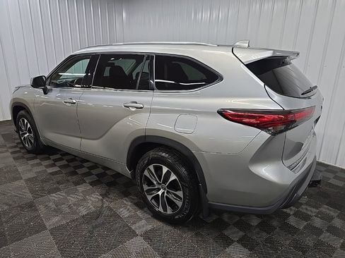 Used 2020 Toyota Highlander XLE AWD/4WD image 10