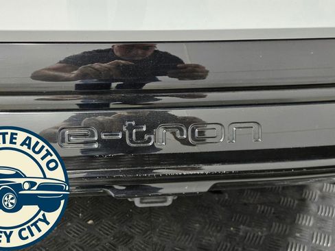 Used 2024 Audi Q8 e-tron Premium Plus AWD/4WD image 34
