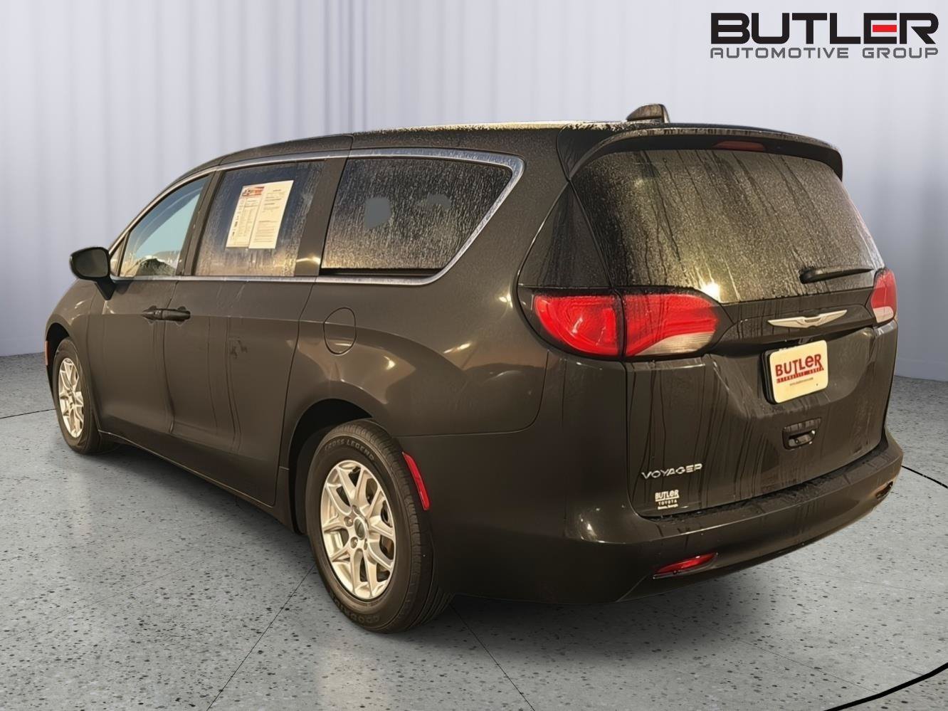 Used 2023 Chrysler Voyager LX FWD image 4