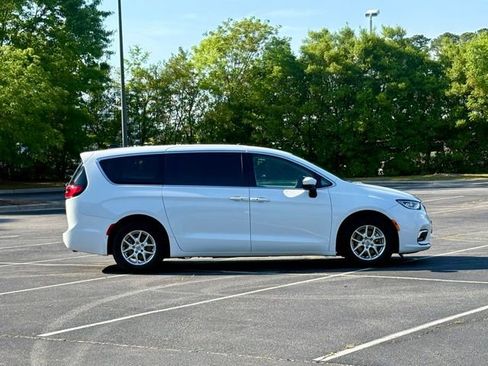 Used 2023 Chrysler Pacifica Touring-L image 9