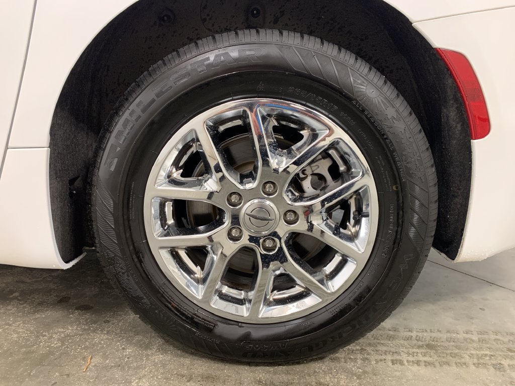 Used 2024 Chrysler Pacifica Touring-L FWD image 5