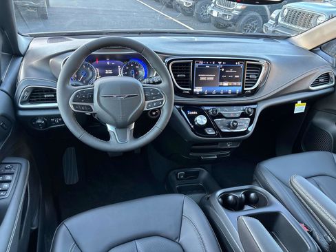 New 2026 Chrysler Pacifica Select image 8