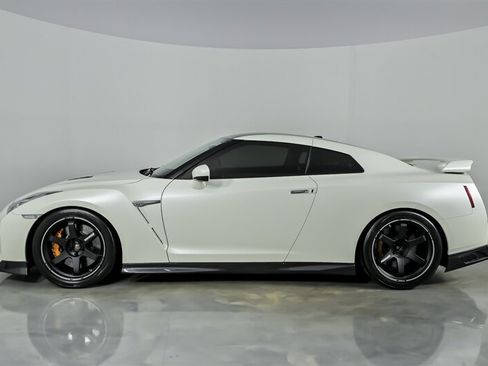 Used 2017 Nissan GT-R Premium AWD/4WD image 8