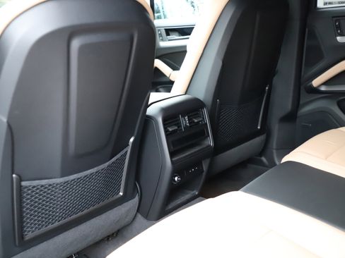 Used 2025 Porsche Cayenne Base image 18