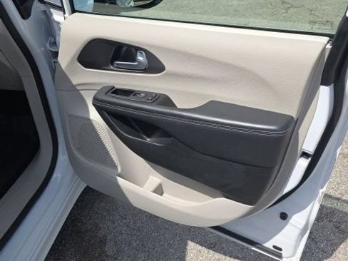 Used 2024 Chrysler Pacifica Limited FWD image 34