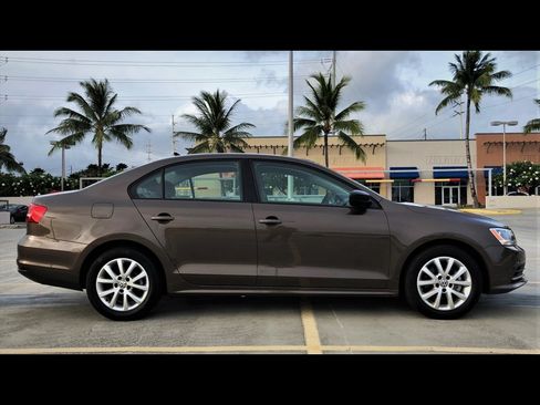 Used 2015 Volkswagen Jetta SE FWD image 4