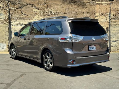Used 2017 Toyota Sienna SE w/ SE Preferred Package FWD image 6