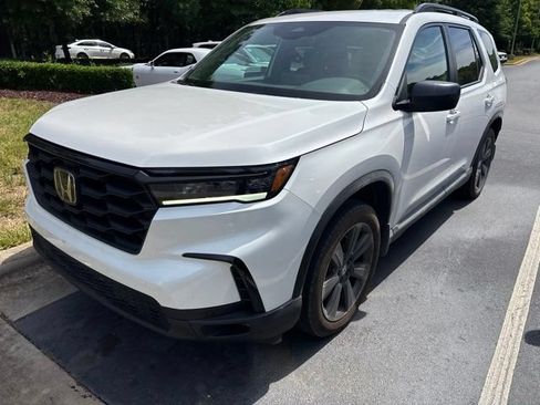 Used 2025 Honda Pilot Sport image 1