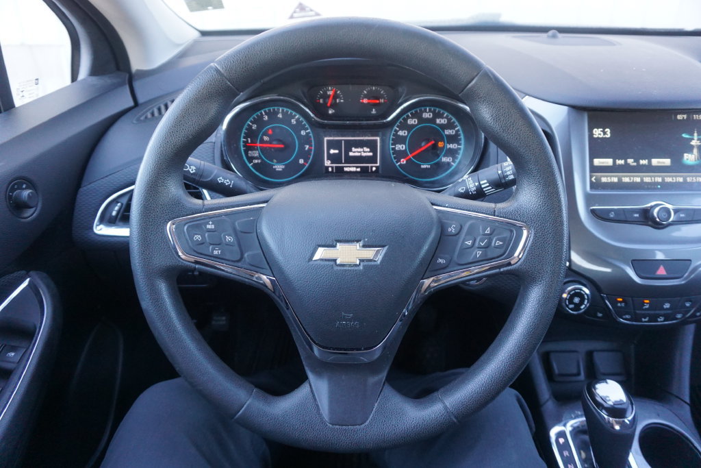 Used 2018 Chevrolet Cruze LT w/ Convenience Package FWD image 3