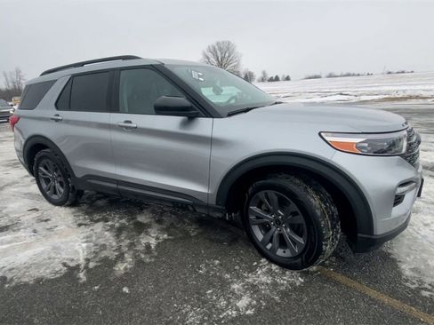 Used 2022 Ford Explorer XLT w/ Equipment Group 202A image 2