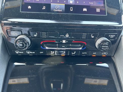 New 2024 Jeep Grand Cherokee Altitude image 16