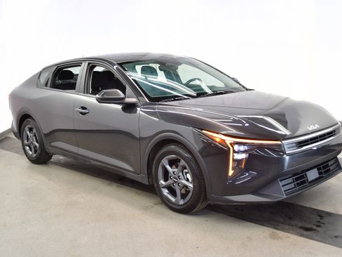 Used 2025 Kia K4 FWD image 2