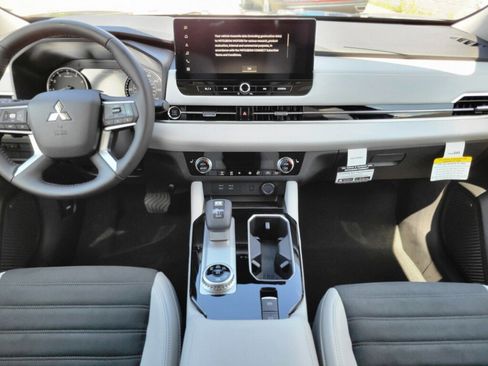 New 2025 Mitsubishi Outlander SE image 14