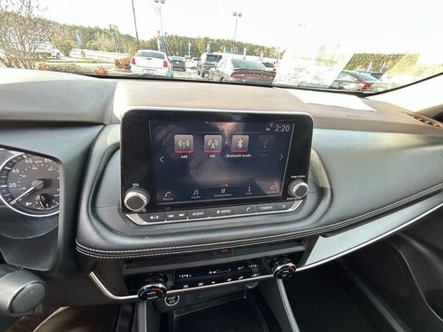 Used 2023 Nissan Rogue SV image 34