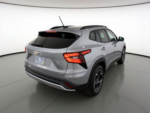 Used 2025 Chevrolet Trax LT image 7
