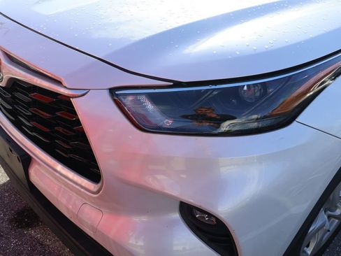 Used 2023 Toyota Highlander LE image 3
