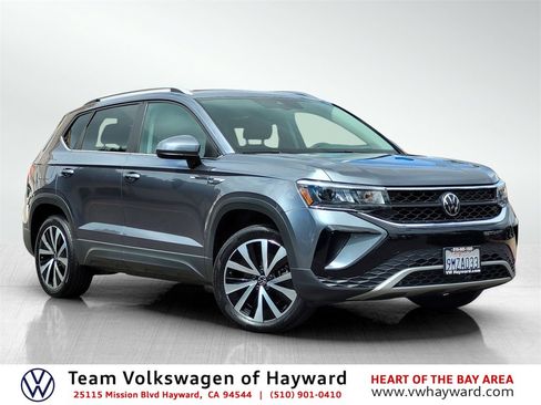 Used 2024 Volkswagen Taos SE image 1