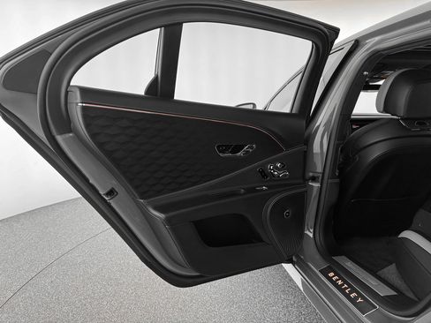 Used 2025 Bentley Flying Spur Plug-In Hybrid AWD/4WD image 32
