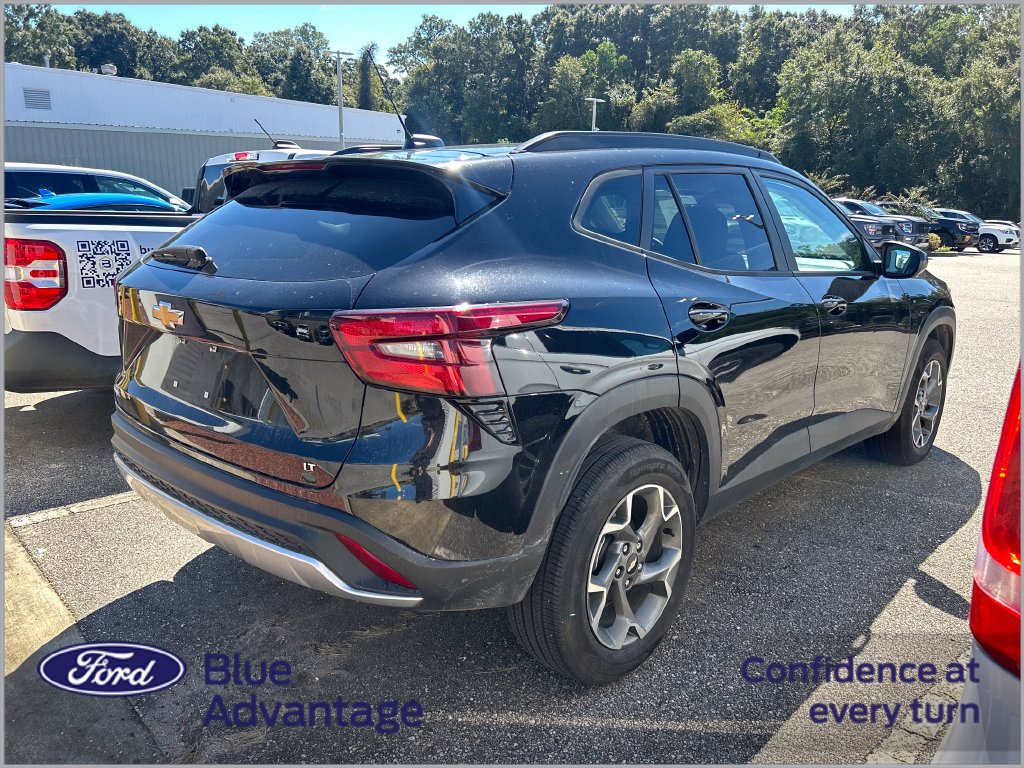 Used 2025 Chevrolet Trax LT FWD image 2