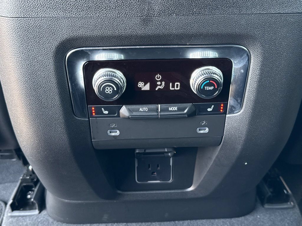 Used 2022 GMC Yukon Denali RWD image 31