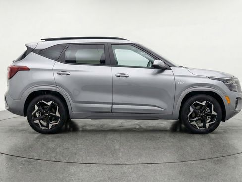 Used 2025 Kia Seltos S FWD image 11
