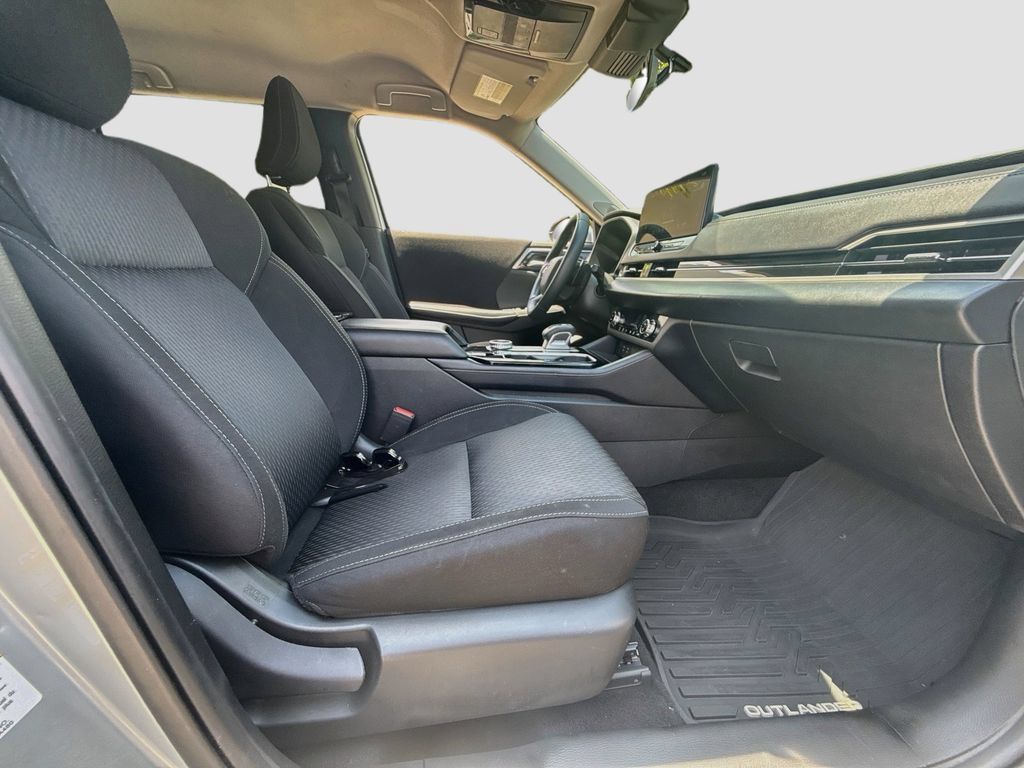 Used 2025 Mitsubishi Outlander ES FWD image 30