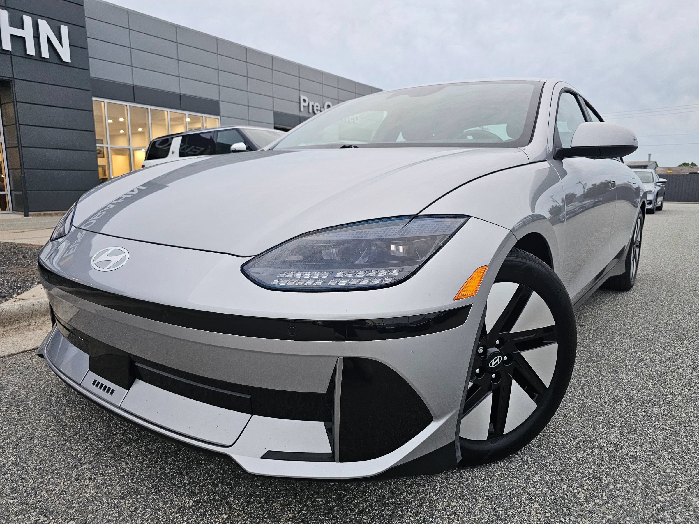 Used 2024 Hyundai Ioniq 6 SE RWD image 1