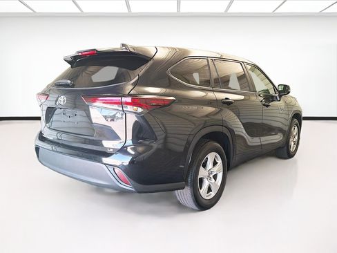 Used 2024 Toyota Highlander LE FWD image 4