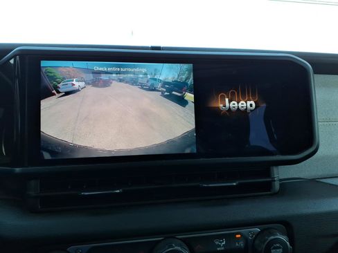 Used 2024 Jeep Wrangler Unlimited image 12