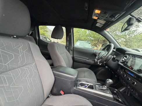 Used 2016 Toyota Tacoma TRD Off-Road AWD/4WD image 11