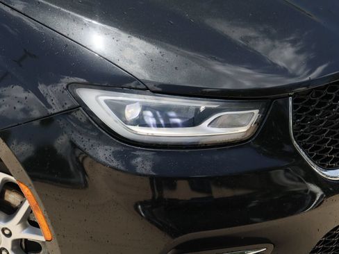 Used 2022 Chrysler Pacifica Touring-L FWD image 2