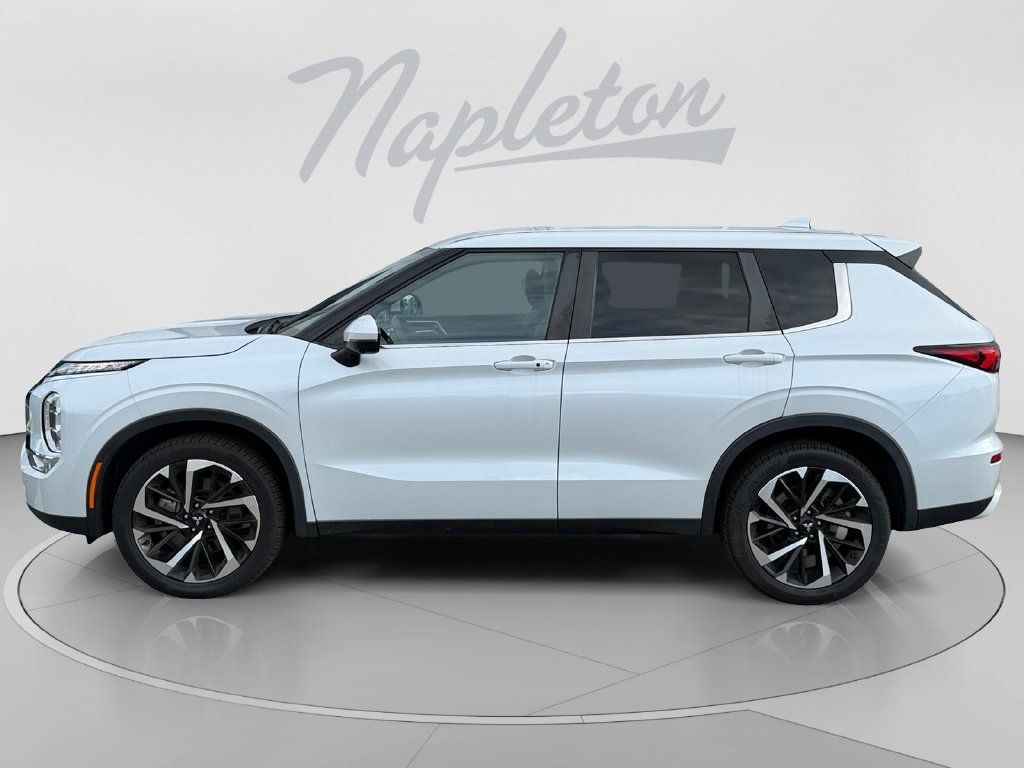 Used 2023 Mitsubishi Outlander SE FWD image 2