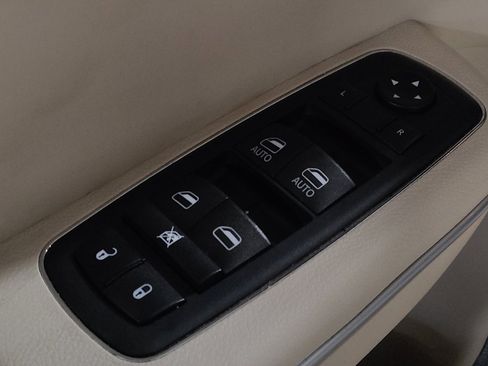 Used 2020 Chrysler 300 Touring image 27