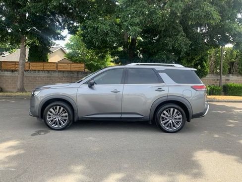 Used 2022 Nissan Pathfinder SL w/ SL Premium Package AWD/4WD image 2