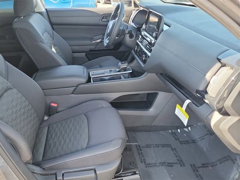 New 2025 Nissan Pathfinder SV w/ Black Appearance Package image 17