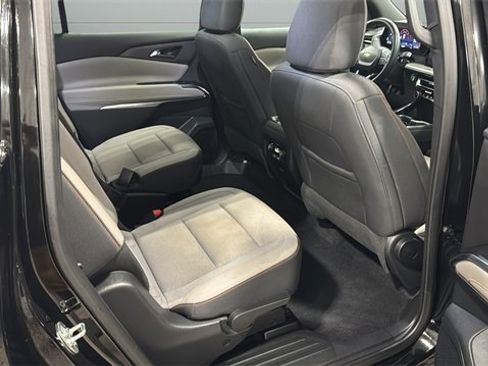 Used 2025 Chevrolet Traverse LT image 44