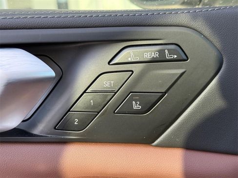 Used 2023 BMW X7 xDrive40i w/ Premium Package image 16