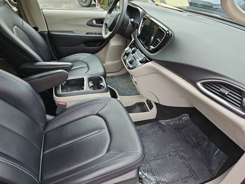 Used 2024 Chrysler Pacifica Touring-L FWD image 10