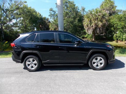 Used 2021 Toyota RAV4 XLE w/ Convenience Package FWD image 20