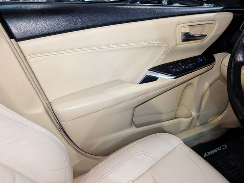 Used 2017 Toyota Camry XLE FWD image 33