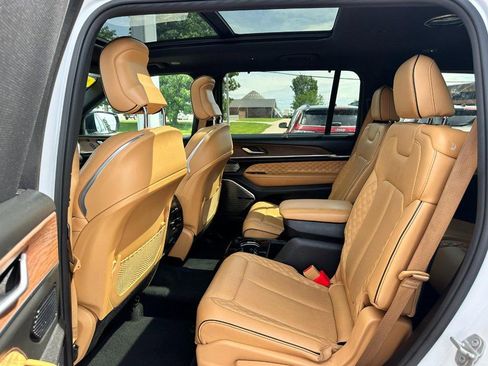 Used 2024 Jeep Grand Cherokee L Summit w/ Advanced Protech Group IV AWD/4WD image 9