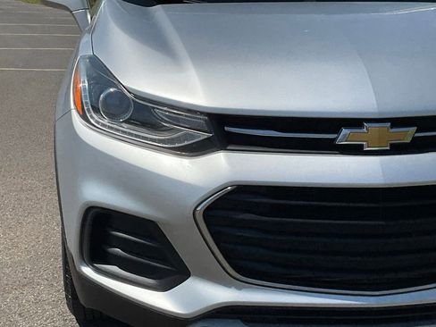 Used 2018 Chevrolet Trax LT w/ LT Convenience Package FWD image 2