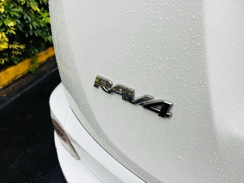 Used 2018 Toyota RAV4 XLE image 8