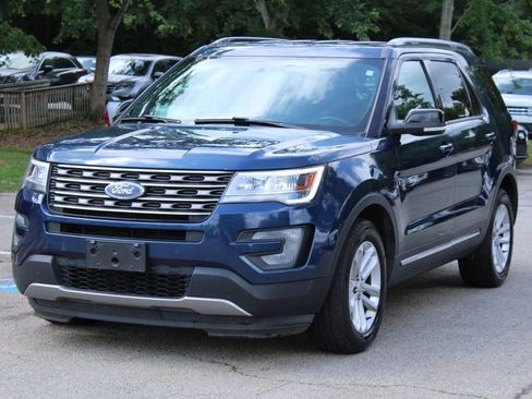 Used 2017 Ford Explorer XLT w/ Equipment Group 202A FWD image 3