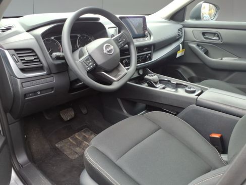 Used 2025 Nissan Rogue S image 10