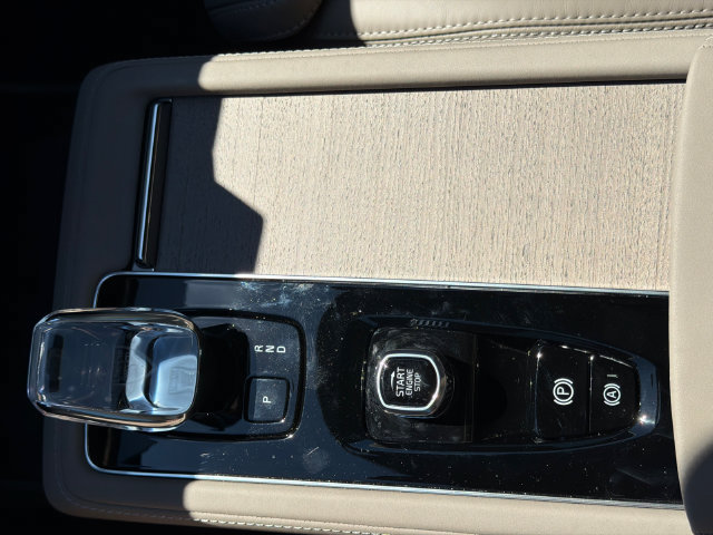 Used 2025 Volvo XC90 B6 Ultra AWD/4WD image 30