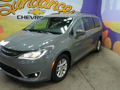 Used 2020 Chrysler Pacifica Touring-L image 5
