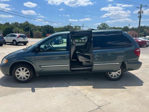 Used 2006 Chrysler Town & Country Touring FWD image 5