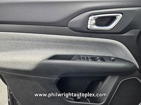 Used 2024 Jeep Compass Latitude AWD/4WD image 30