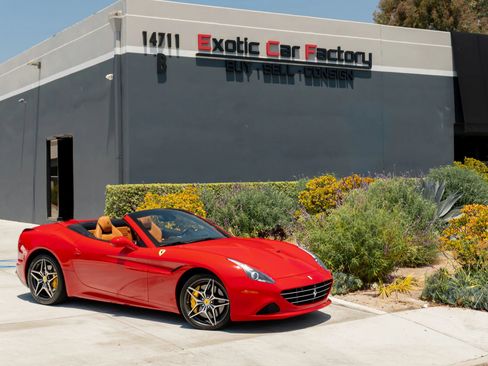 Used 2016 Ferrari California T RWD image 1